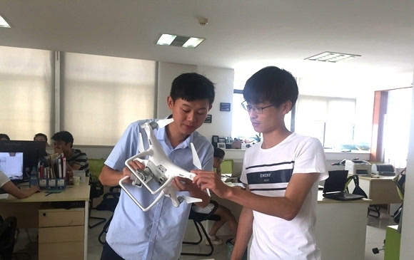 玩轉(zhuǎn)“無人機(jī)” 90后男孩創(chuàng)業(yè)夢(mèng)想起飛