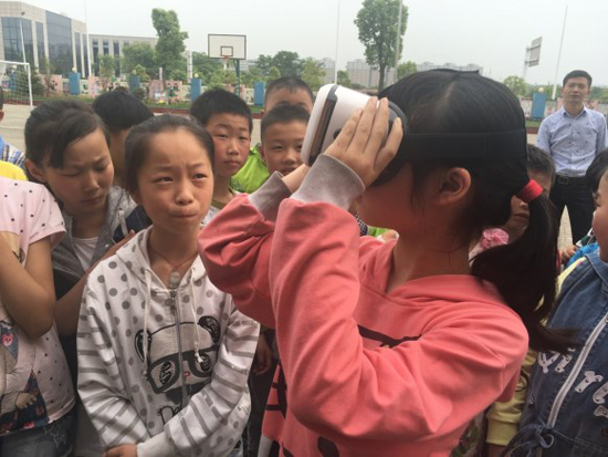 百度推“螢火蟲計劃” VR技術(shù)走進(jìn)山區(qū)