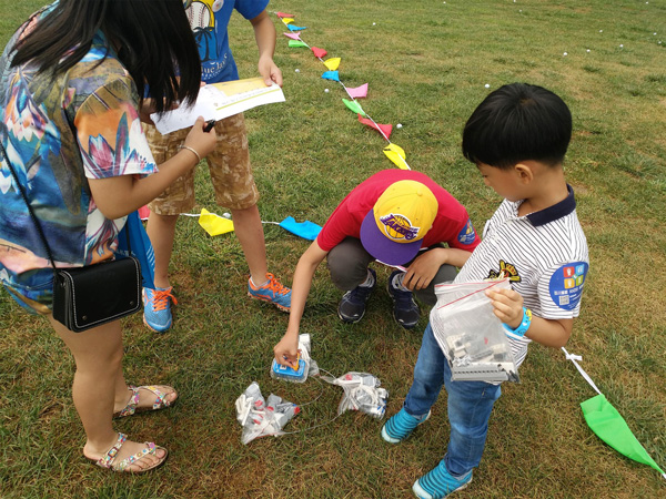 活動(dòng)開始了 孩子們根據(jù)地圖指示依次找到各個(gè)點(diǎn)標(biāo)