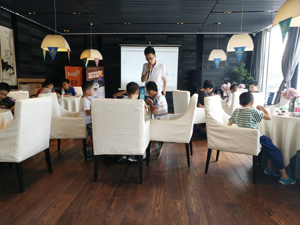 孩子們獲得配件后 要進(jìn)行樂高機(jī)器人組裝啦