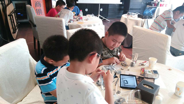 孩子們獲得配件后 要進(jìn)行樂高機(jī)器人組裝啦