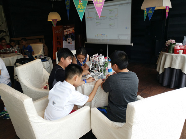 孩子們獲得配件后 要進(jìn)行樂高機(jī)器人組裝啦