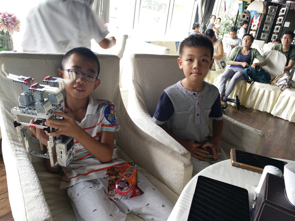 孩子們的樂高機(jī)器人組裝完成了