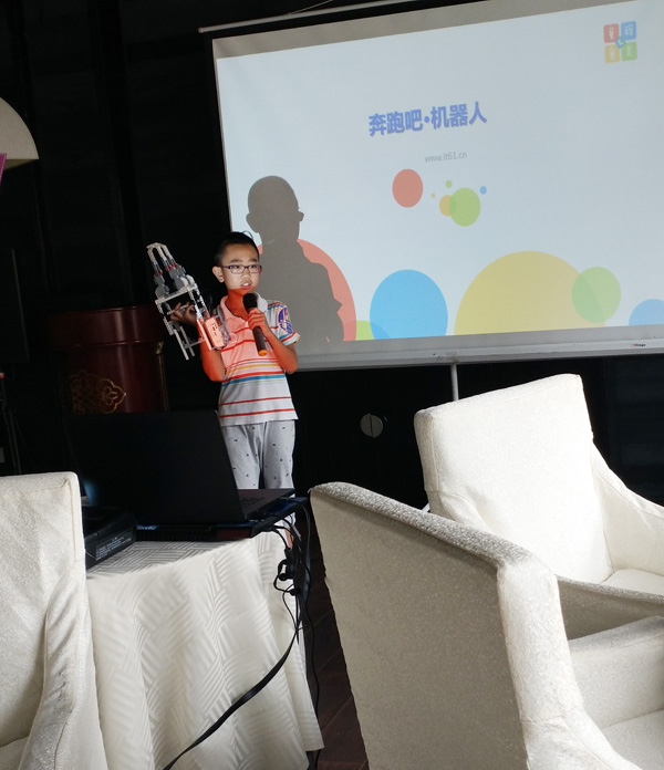 樂高機(jī)器人組裝完成 上臺(tái)講解演示