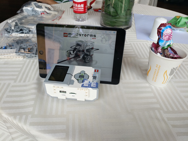 孩子們完成點(diǎn)標(biāo)任務(wù)獲得的樂高機(jī)器人配件