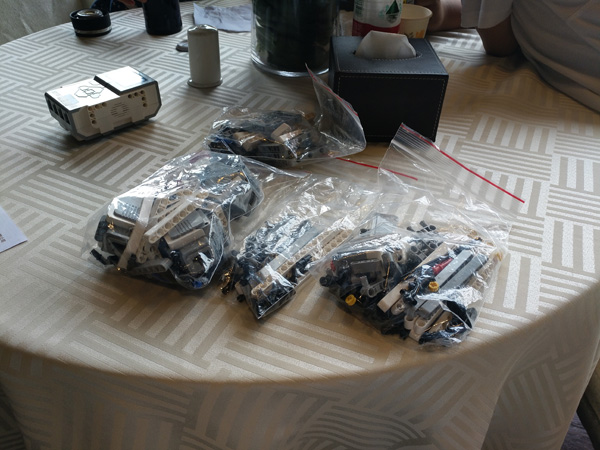 孩子們完成點(diǎn)標(biāo)任務(wù)獲得的樂高機(jī)器人配件