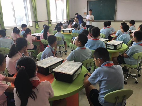 童程童美攜手芳古園小學(xué)學(xué)生玩轉(zhuǎn)樂(lè)高機(jī)器人