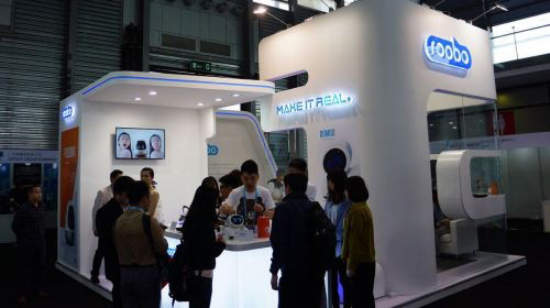 CES Asia 2016：中國(guó)首款量產(chǎn)兒童機(jī)器人亮相