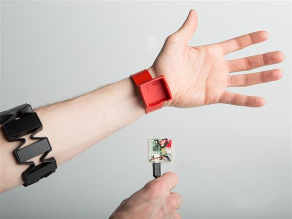 德國學(xué)生借3D打印技術(shù)造出殘疾人智能腕帶