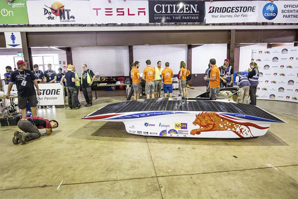 大學(xué)生用3D打印尾翼優(yōu)化太陽能賽車空氣動力性能