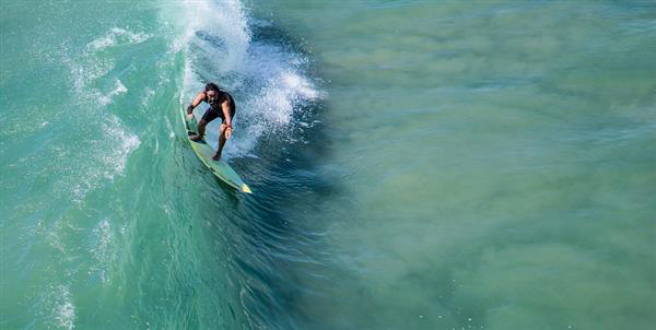 沖浪愛(ài)好者植入3D打印鈦后重新回到?jīng)_浪生活