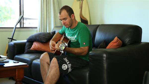 沖浪愛(ài)好者植入3D打印鈦后重新回到?jīng)_浪生活