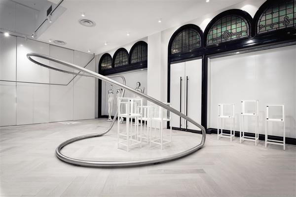 形似雕塑的3D打印不銹鋼衣架現身澳洲時裝店