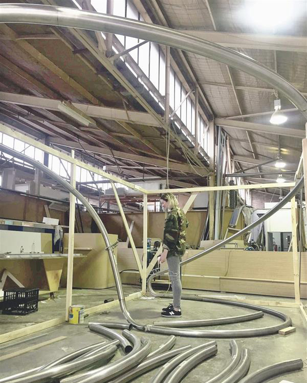 形似雕塑的3D打印不銹鋼衣架現身澳洲時裝店