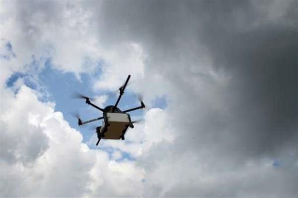 內(nèi)華達(dá)州7-11聯(lián)合無人機(jī)公司Flirtey使用無人機(jī)派送訂單