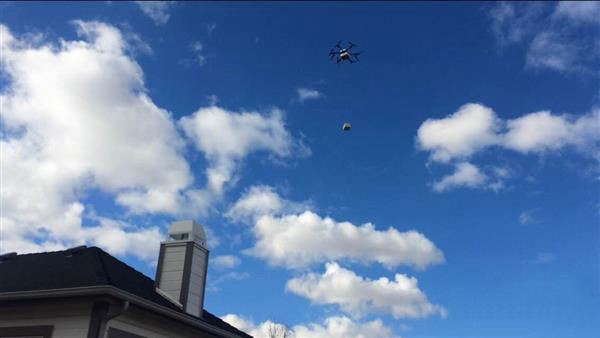 內(nèi)華達(dá)州7-11聯(lián)合無人機(jī)公司Flirtey使用無人機(jī)派送訂單