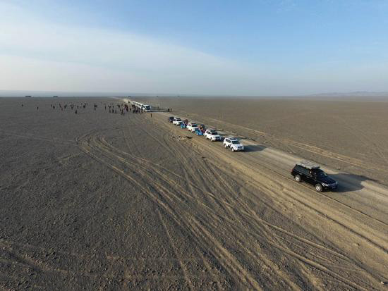 “飛”同一般：百架無(wú)人機(jī)穿越哈密大海道