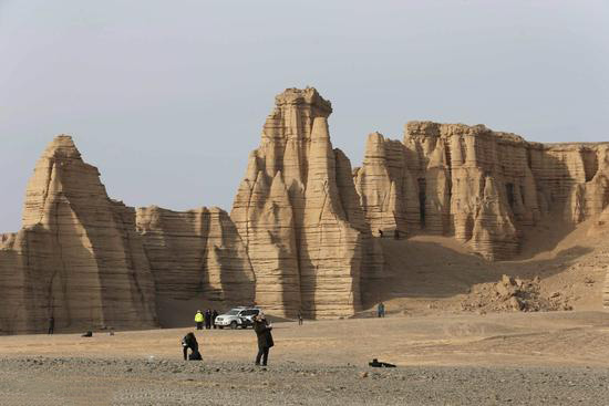 “飛”同一般：百架無(wú)人機(jī)穿越哈密大海道