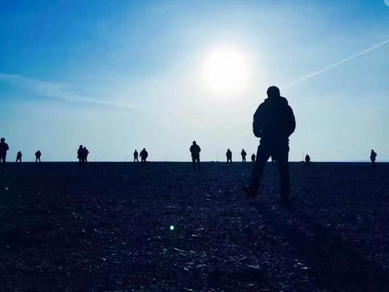 “飛”同一般：百架無(wú)人機(jī)穿越哈密大海道