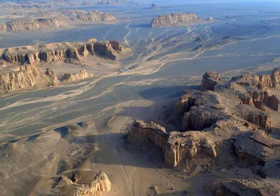 “飛”同一般：百架無(wú)人機(jī)穿越哈密大海道