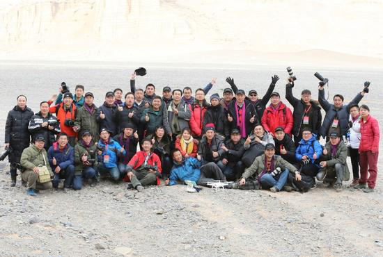 “飛”同一般：百架無(wú)人機(jī)穿越哈密大海道