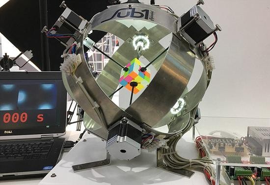 德國一機(jī)器人0.637秒破解魔方打破世界紀(jì)錄