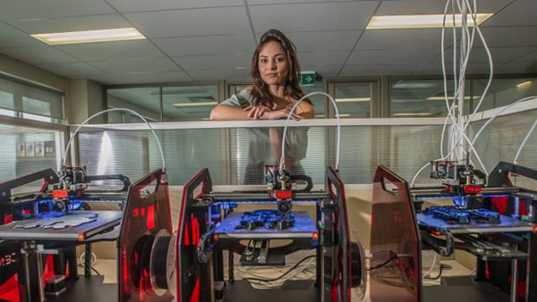 2017年溫哥華時(shí)裝周驚現(xiàn)裝飾有150只3D打印蝴蝶的裙子