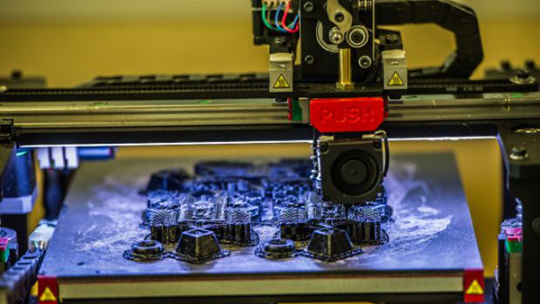 2017年溫哥華時(shí)裝周驚現(xiàn)裝飾有150只3D打印蝴蝶的裙子