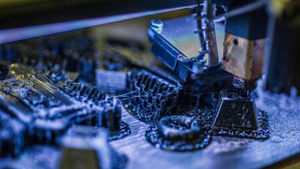 2017年溫哥華時(shí)裝周驚現(xiàn)裝飾有150只3D打印蝴蝶的裙子