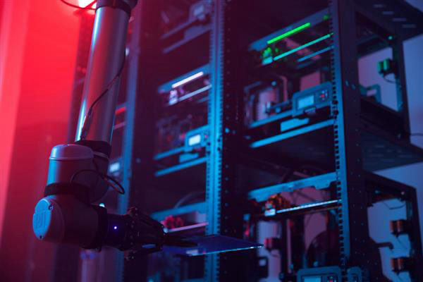 Voodoo的新自動(dòng)化3D打印工廠：9臺(tái)3D打印機(jī)加一個(gè)機(jī)械臂