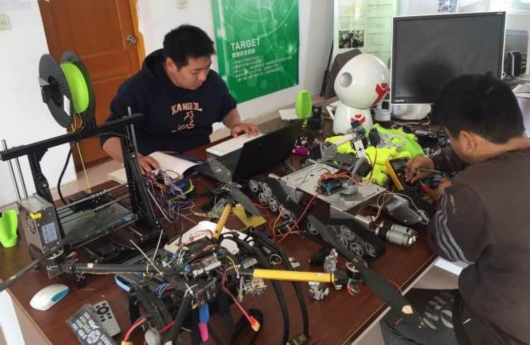 全國首個采摘機器人落戶金山點甜機器人智慧農(nóng)場