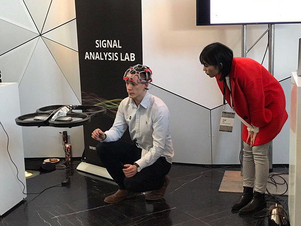 挪威實(shí)驗(yàn)室現(xiàn)場(chǎng)展示意念控制無(wú)人機(jī)