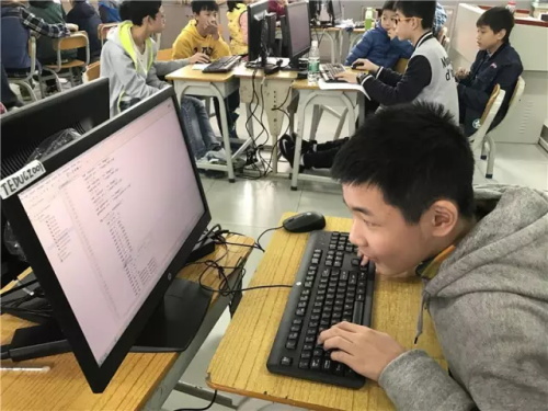 “發(fā)現(xiàn)杯”中國(guó)青少年編程挑戰(zhàn)活動(dòng)廣州賽區(qū)，近500名編程小達(dá)人競(jìng)技