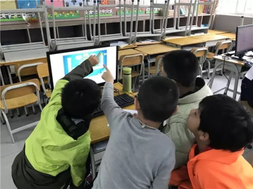 “發(fā)現(xiàn)杯”中國(guó)青少年編程挑戰(zhàn)活動(dòng)廣州賽區(qū)，近500名編程小達(dá)人競(jìng)技