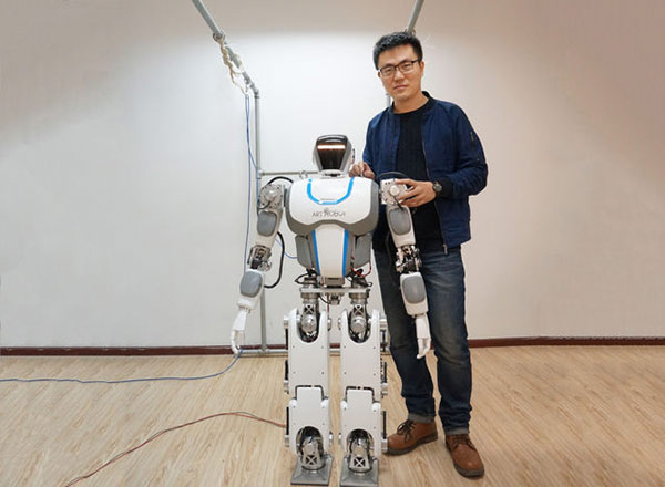 1946年世界上第一臺電腦問世，當(dāng)時主要是為美國軍方提供計算彈道和射擊特性表面的研究。主要元器件是電子管，這臺機器使用了1500個繼電器，18800個電子管，占地170m2，重量重達30多噸，耗電150KW，造價48萬美元。