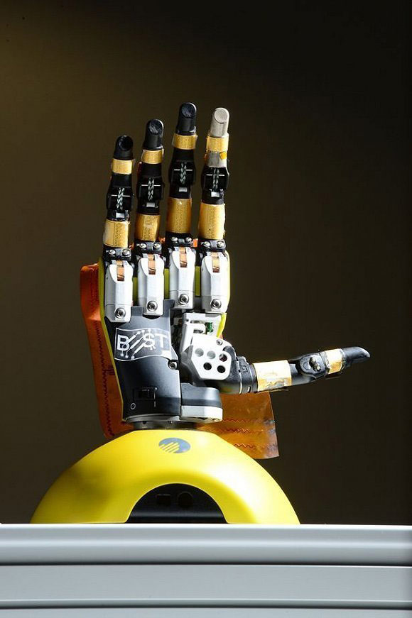 科學家發(fā)明出有觸感能自愈的機器人皮膚