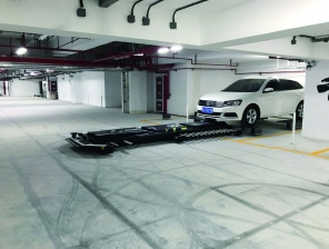 繞暈了也沒(méi)找到車(chē)位？別煩 停車(chē)機(jī)器人兩分鐘幫你停好