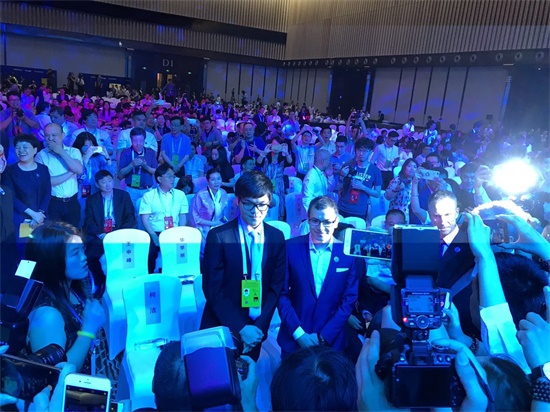 人機(jī)大戰(zhàn)開(kāi)幕前夕 柯潔合影"阿法狗之父"