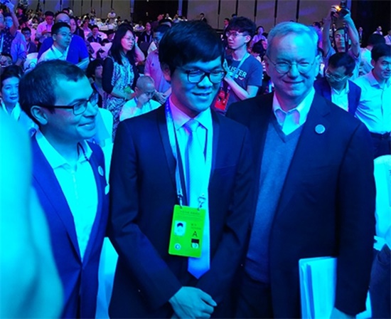 人機(jī)大戰(zhàn)開(kāi)幕前夕 柯潔合影"阿法狗之父"