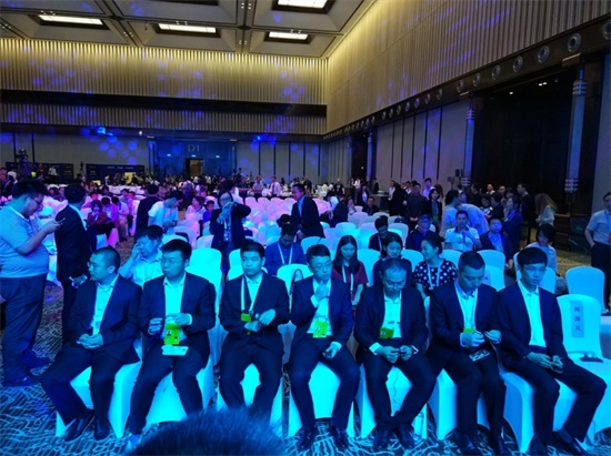 人機(jī)大戰(zhàn)開(kāi)幕前夕 柯潔合影"阿法狗之父"