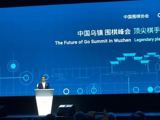 人機(jī)大戰(zhàn)開(kāi)幕前夕 柯潔合影"阿法狗之父"