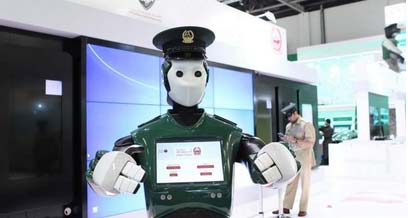 迪拜第一位機(jī)器人警察現(xiàn)身街頭 會用六種語言