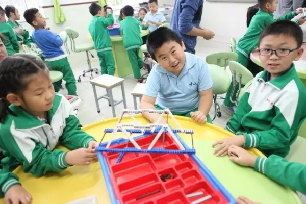 童程童美智能機器人編程課走進北京芳古園小學，和小朋友們一起感受拼插樂趣！