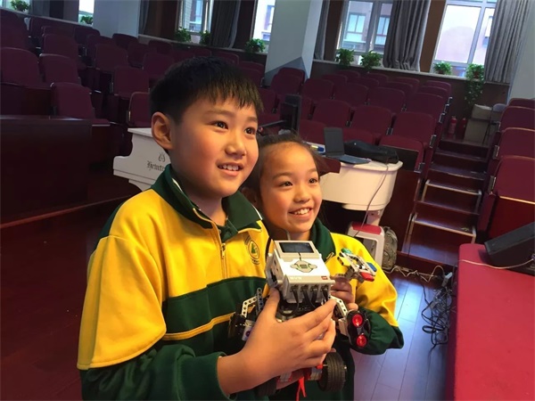 智能機(jī)器人編程進(jìn)校園！孫善明老師帶領(lǐng)北京建華實(shí)驗(yàn)學(xué)校同學(xué)感受機(jī)器人的魅力