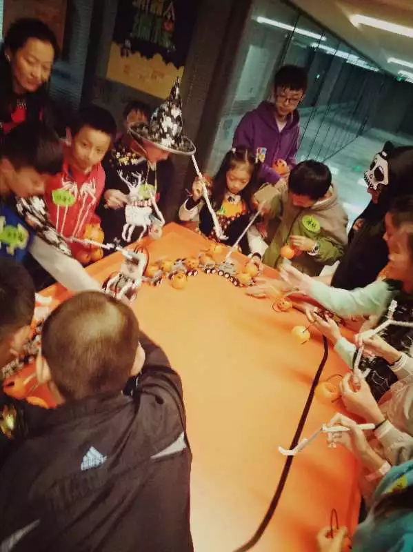 萬(wàn)圣狂歡，百鬼夜行！這群“搗蛋鬼”們?cè)谕掏栏鞯匦^(qū)玩的很happy！