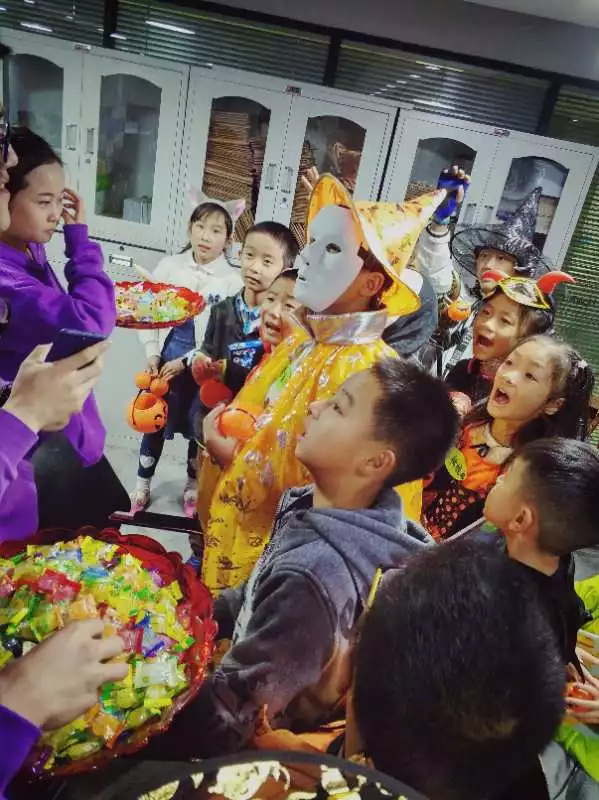 萬(wàn)圣狂歡，百鬼夜行！這群“搗蛋鬼”們?cè)谕掏栏鞯匦^(qū)玩的很happy！