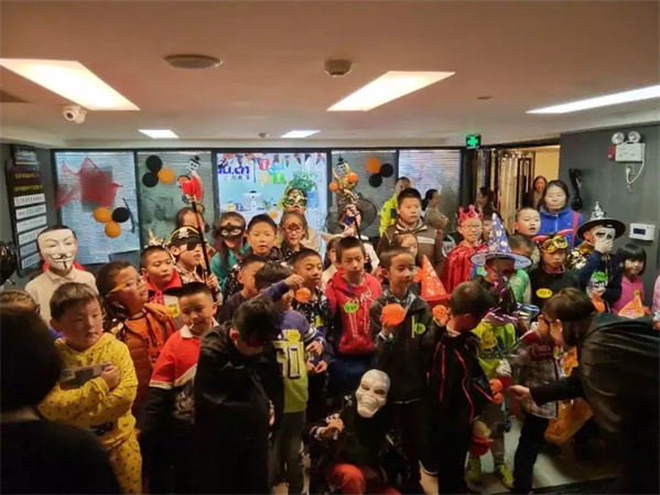 萬(wàn)圣狂歡，百鬼夜行！這群“搗蛋鬼”們?cè)谕掏栏鞯匦^(qū)玩的很happy！