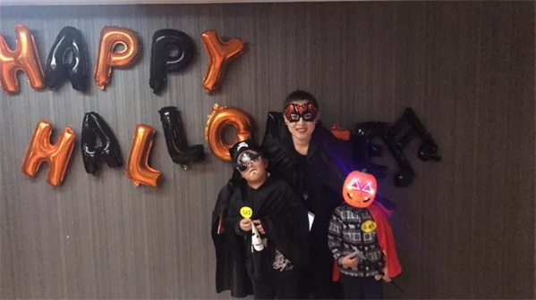 萬(wàn)圣狂歡，百鬼夜行！這群“搗蛋鬼”們?cè)谕掏栏鞯匦^(qū)玩的很happy！