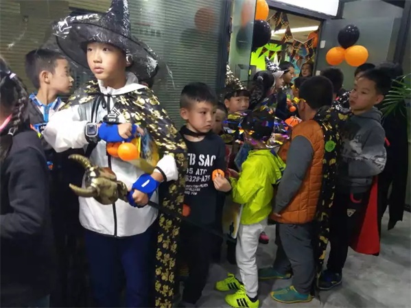 萬(wàn)圣狂歡，百鬼夜行！這群“搗蛋鬼”們?cè)谕掏栏鞯匦^(qū)玩的很happy！