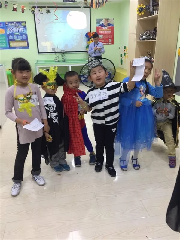 萬(wàn)圣狂歡，百鬼夜行！這群“搗蛋鬼”們?cè)谕掏栏鞯匦^(qū)玩的很happy！